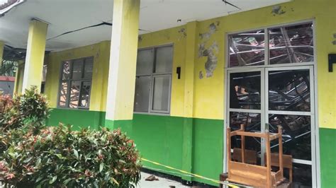 Atap Ruangan Kelas Sman Ciampea Bogor Ambruk Siswa Terluka News Liputan Com