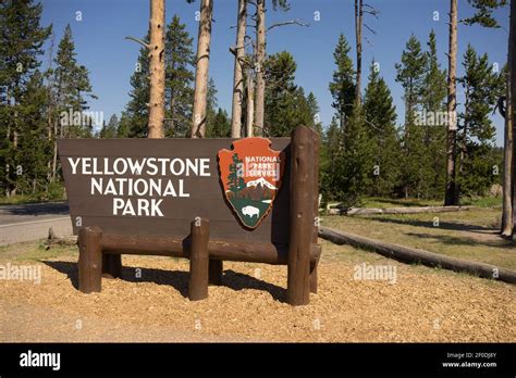 Welcome Sign Yellowstone National Park Nps Wyoming Stock Photo Alamy