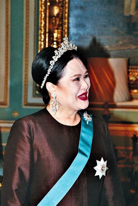 Queen Sirikit In Thai Borombhiman Thailand National Dress With Diamond Tiara Royal Crown