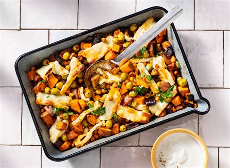 Traybake Van Zoete Aardappel Kikkererwten En Knapperige Halloumi