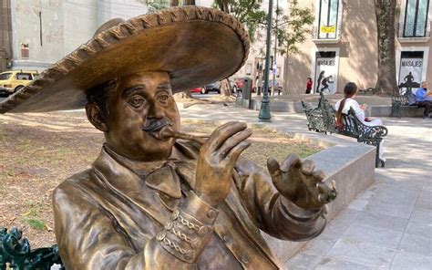 Roban Trompeta De Estatua En Parque De Santa In S El Sol De Puebla