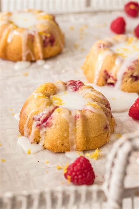 Super cute daisy mini bundt cakes that are perfect for spring or summer. Lemon Raspberry Mini Bundt Cakes | Sugar Salt Magic