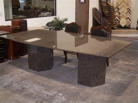 Conjunto mesa quadrada com 4 cadeiras e tampo em granito. Marmoraria Copacabana: Mesas em mármore e granito