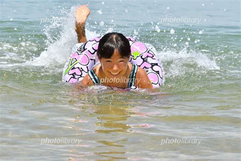 海水浴を楽しむ女の子 写真素材 [ 6111827 ] フォトライブラリー Photolibrary
