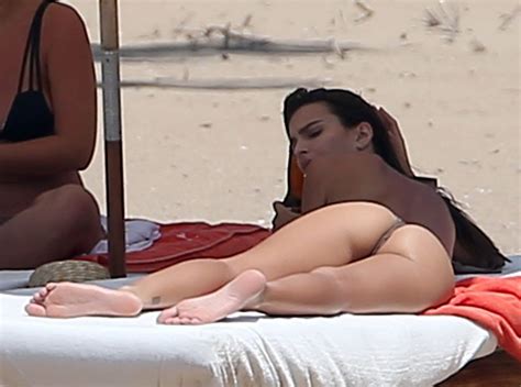 Emily Ratajkowski De Vacaciones Sexy En La Playa ByteSexy
