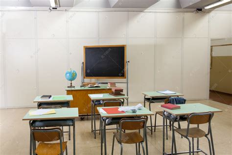 Desks And Blackboard In Classroom At School高清摄影大图 千库网