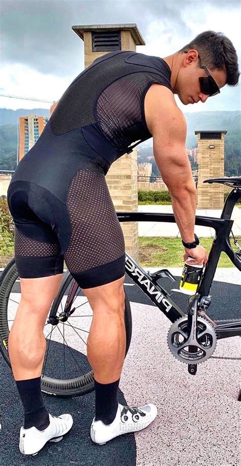 Pin By Gradi Christopher On Valokuvaus In 2020 Lycra Men Cycling Outfit Cycling Attire