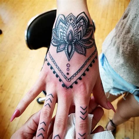 Tatuaje Flor En La Mano Significado