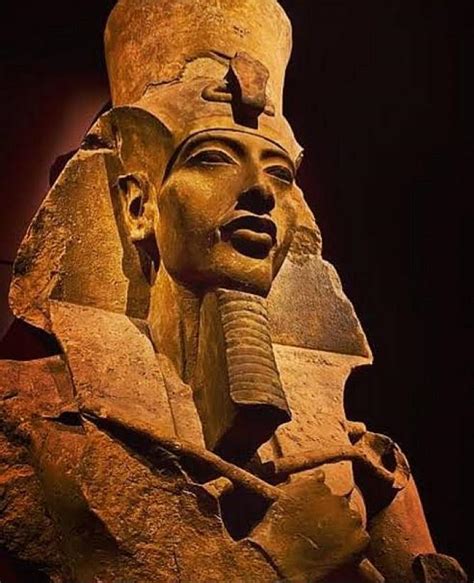 Akhenaton est un des principaux personnages du roman de mika waltari, sinouhé l'égyptien. Akhenaton Kimdir?