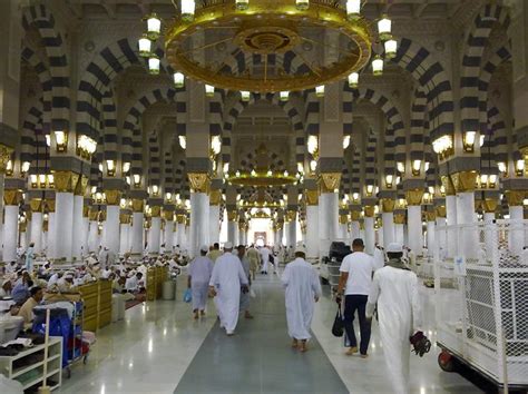 يدرس في المسجد الحرام والمسجد النبوي في مواسم الحج ورمضان والعطل الصيفية. أخبار 24 | "رئاسة الحرمين" تحظر لبس الأحذية داخل المسجد الحرام