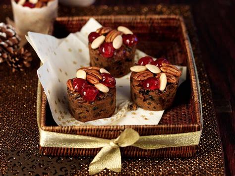 These Moist And Fruity Mini Christmas Cakes Are Just The Right Size
