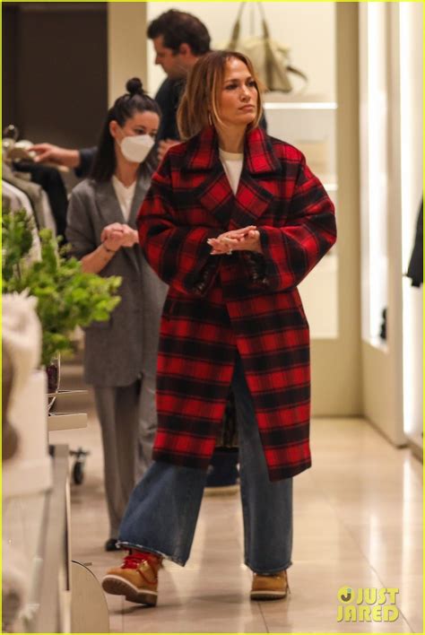 Photo Jennifer Lopez Shows Off Coat Collection 07 Photo 4872814