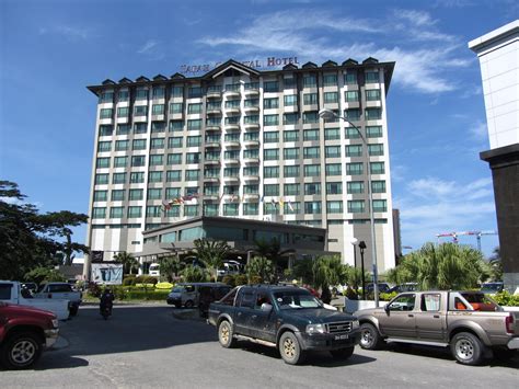 There are many food stores around the hotel, recommended for traveler who looking for budget and clean hotel. Sabah Oriental Hotel