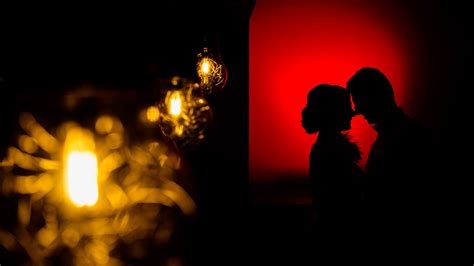Download Wallpaper 2048x1152 Couple Silhouettes Love Kiss Dark Red