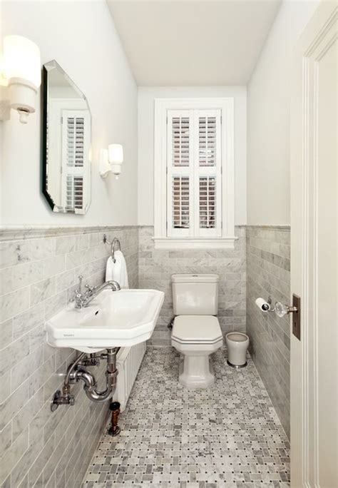 There are so many creative bathroom decor ideas for making a space not only look cute, but function well for your family for baths, toothbrushing, hair styling, and so much more. Come arredare un bagno stretto e lungo - Arredo Idee