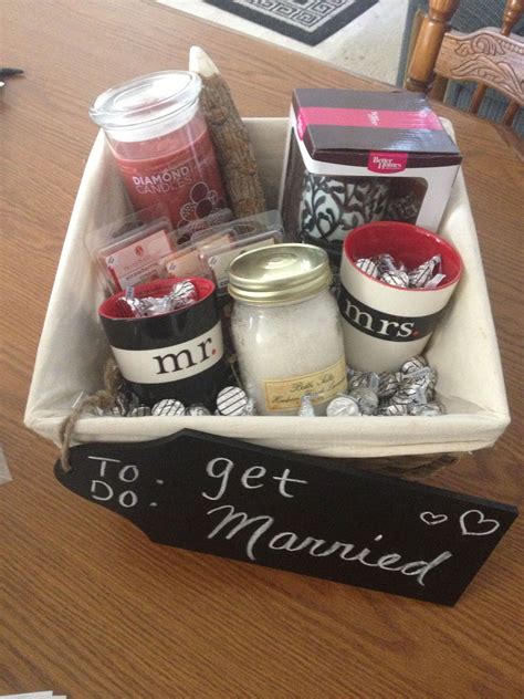 Bridal Shower T Basket For The Bride You Don T Know Too Well Or The Couple Tha Bridal