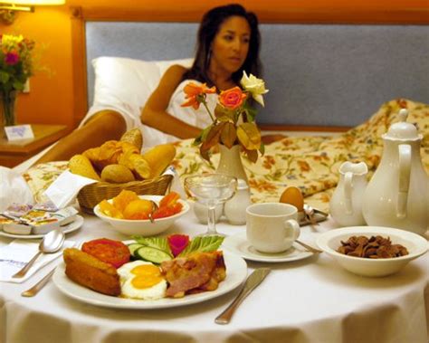 8 Romantic Breakfast In Bed Ideas Gentlemint