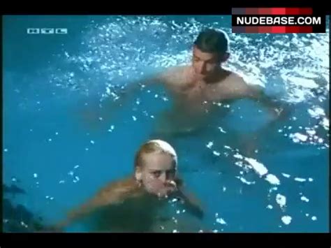 Beatrice Manowski Naked In Swimming Pool Und Tschuss NudeBase