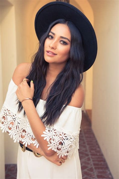 Fabulously Casual Outfits For Every Season Shay Mitchell Style