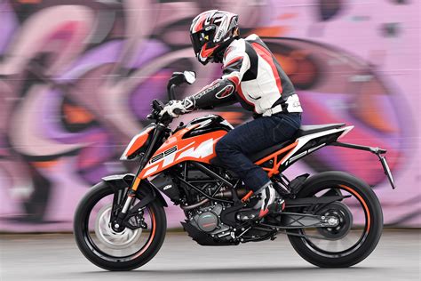 But alas, it is just a 125 and runs out of steam rather quickly. KTM Duke 390 review | KTM Duke 125 review | Visordown