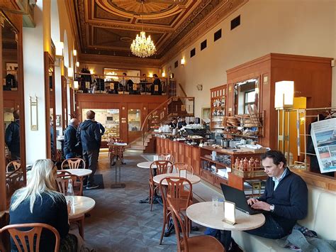 Au Café Savoy Un Petit Déjeuner Sous Un Plafond Historique Radio Prague