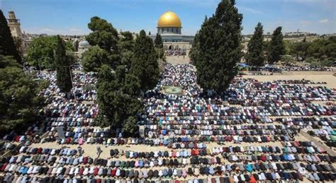 50 000 Palestinian Worshipers Perform Friday Prayer At Al Aqsa