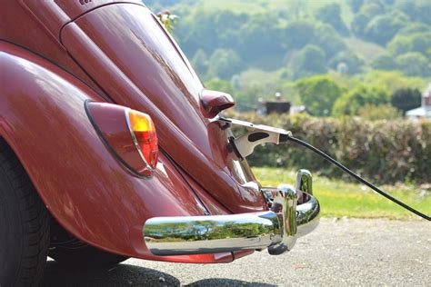 Informujte se v rámci objednání do servisu na konkrétní bezpečnostní opatření u vámi. Fully Charged takes out an all-electric 1965 'Voltswagen' Beetle for a spin | Beetle, Vw karmann ...