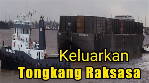 Tarik Keluar Dari Pangkalan Tongkang Besar Tongkang Batu Bara