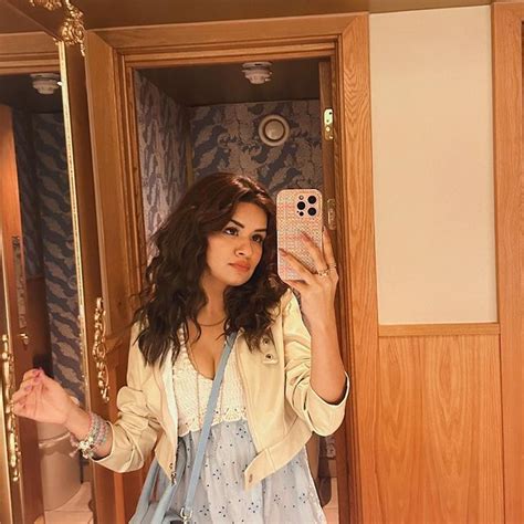 Actress Avneet Kaur Shared Her Mirror Selfie Look Gorgeous See Pics Oneindia Tamil