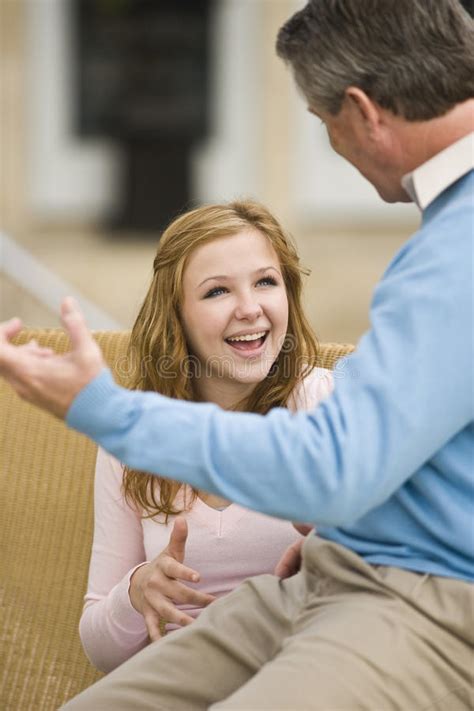 Padre E Hija Adolescente Que Conversan Foto De Archivo