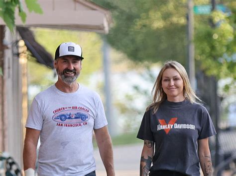 American Pickers Mike Wolfe And Girlfriend Leticia Cline Kiss In First