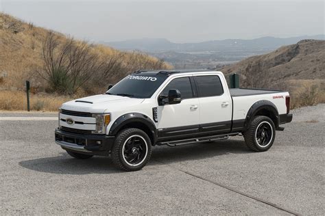 Amazing Contrast White F 250 Super Duty Takes Advantage Of Contrasting