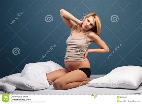 Vermoeide Zwangere Vrouwenzitting Op Bed Stock Afbeelding Image Of