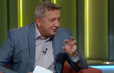 Vágtat az infláció, döglődik a forint, csúcson a munkanélküliség, vonaglik a gazdaság. Bayer Zsolt királyi többesben a rabosított mentősökkel van ...