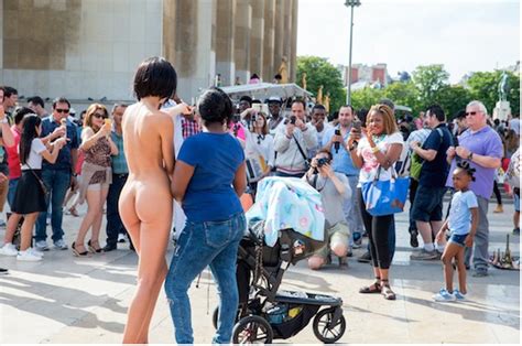 Naked Selfies Milo Bij Het Trocad Ro In Parijs Net Voor