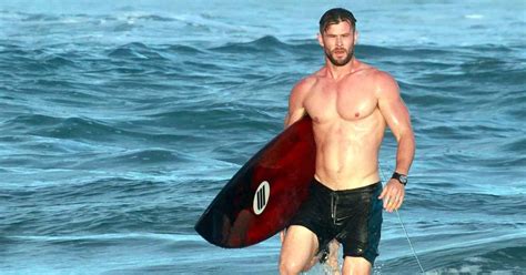 chris hemsworth six pack