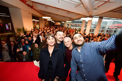 Başrollerinde demet akbağ ve zafer algöz'ün oynadığı, senaryosunu murat şeker ve ali tanrıverdi'nin yazdığı ve murat şeker'in yönettiği. "Görevimiz Tatil" ekibinden Ege'ye iade-i ziyaret! | Temiz ...