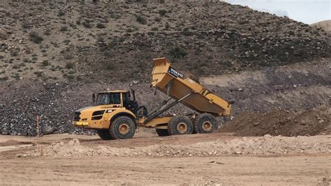Volvo A40f 40 Ton Articulated Dump Truck Working In Sloan Nevada Youtube