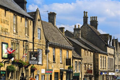 The Beautiful Cotswold Town Of Stow On The Wold Discover Britains Towns
