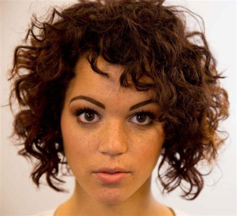 20 Curly Hairstyles For Round Faces Haircuts For Curly Hair Curly Hair Trends Inverted Bob