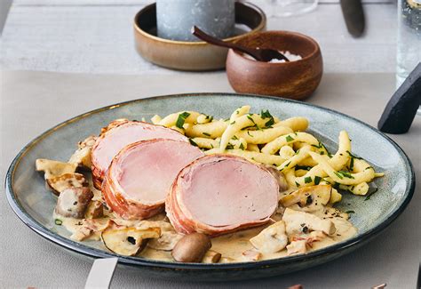 Schweinsfilet mit Speckmantel mit Pilzrahmsauce und Kräuter