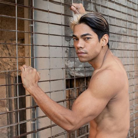 Молодая латиноамериканская модель без рубашки с голым торсом Премиум Фото