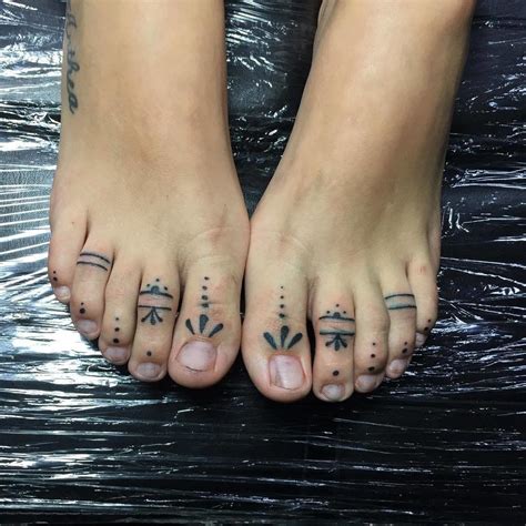 Please note that the 'ring' does not go around your toe, it only covers the top part. Toe Ornament Small Foot Tattoo | Toe rings are a common ...