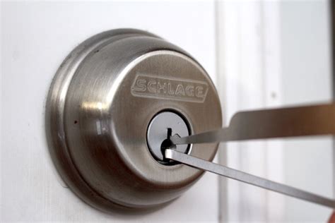 How a pin tumbler lock works picking a lock is done by manipulating the locking mechanisms inside the lock. Beginners Guide to Lock Picking