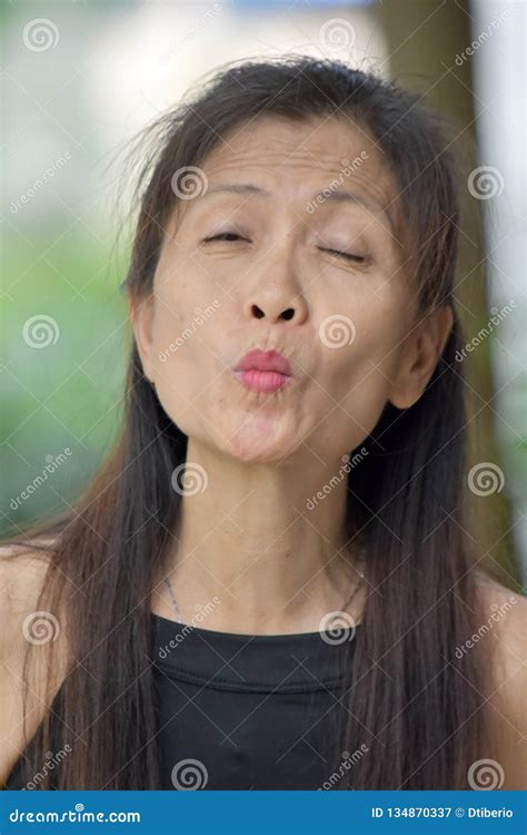 el más viejo besarse mayor femenino asiático imagen de archivo imagen de hembras jubilado