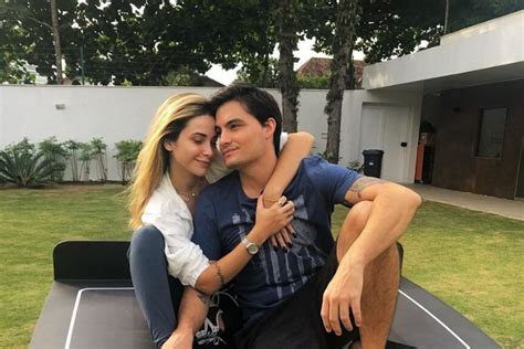 Bruna Gomes ex de Felipe Neto volta às redes sociais após término Estou pronta