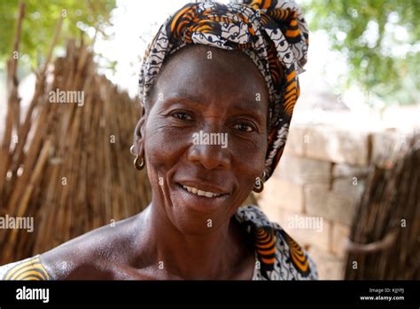 Senegal Africa Woman Hi Res Stock Photography And Images Alamy