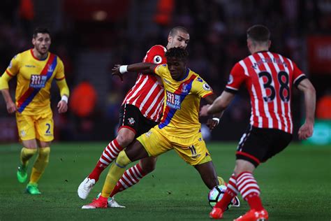 James tomkins (crystal palace) remate de cabeza desde el centro del área por el lado derecho de la portería. Southampton vs Crystal Palace Preview, Tips and Odds ...