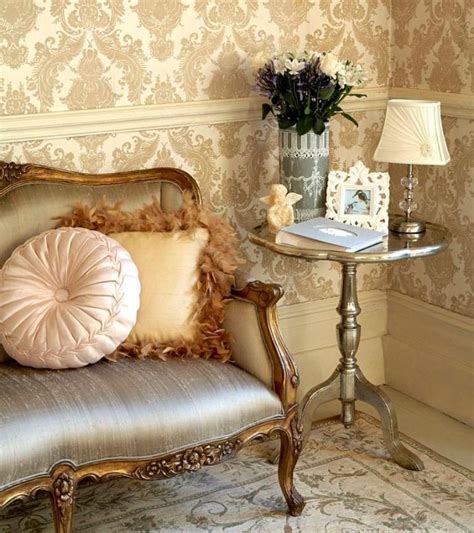 30 Elegant And Chic Living Rooms With Damask Wallpaper Wallpaper