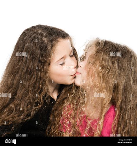 Hermanitas besandoses fotografías e imágenes de alta resolución Página Alamy